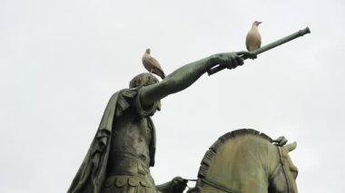 Napoli 'de bir bahar sabahı şafak vakti meydana gelen Piazza Plebiscito' nun detaylı görüntüsü