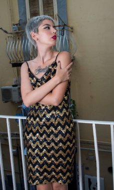 Napoli 'de modaya uygun giyinen genç kız