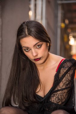 Napoli 'de modaya uygun giyinen genç kız 