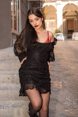 Napoli 'de modaya uygun giyinen genç kız 