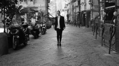 Napoli 'de modaya uygun giyinen genç kız