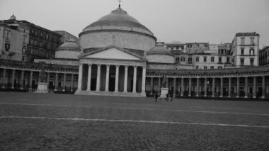 Napoli 'de şafak vakti Piazza del Plebiscito' nun manzarası.