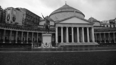 Napoli 'de şafak vakti Piazza del Plebiscito' nun manzarası.