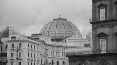 Napoli 'de şafak vakti Piazza del Plebiscito' nun manzarası.
