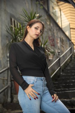 Siyah ceketli bir kadın.