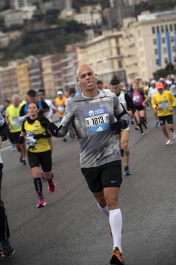 Napoli yarı maraton, 25 Şubat 2025, Caracciolo limanında koşucular.