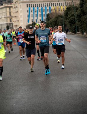 Napoli yarı maraton, 25 Şubat 2025, Caracciolo limanında koşucular.