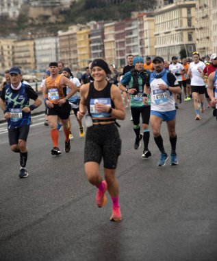 Napoli yarı maraton, 25 Şubat 2025, Caracciolo limanında koşucular.