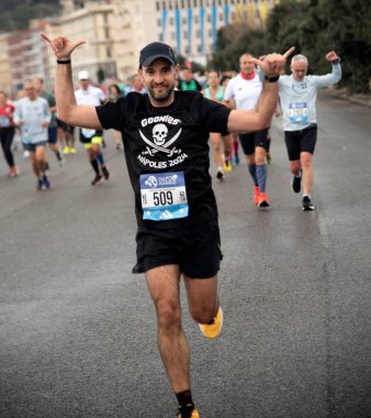 Napoli yarı maraton, 25 Şubat 2025, Caracciolo limanında koşucular.