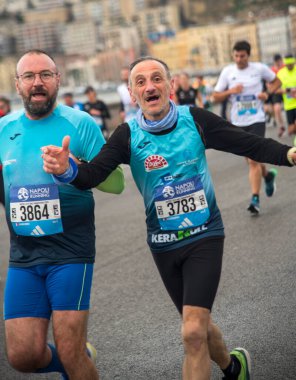 Napoli yarı maraton, 25 Şubat 2025, Caracciolo limanında koşucular.