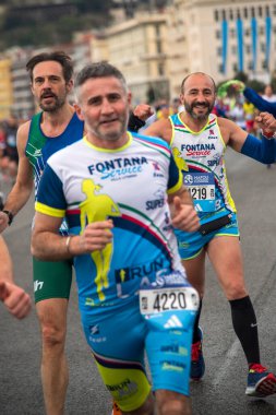 Napoli yarı maraton, 25 Şubat 2025, Caracciolo limanında koşucular.