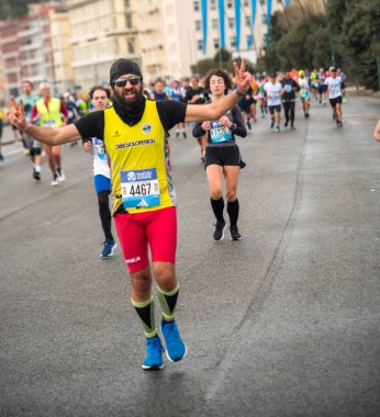 Napoli yarı maraton, 25 Şubat 2025, Caracciolo limanında koşucular.