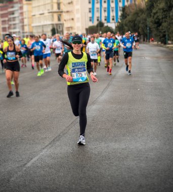 Napoli yarı maraton, 25 Şubat 2025, Caracciolo limanında koşucular.