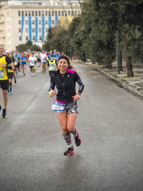 Napoli yarı maraton, 25 Şubat 2025, Caracciolo limanında koşucular.