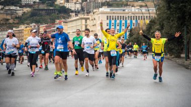 Napoli yarı maraton, 25 Şubat 2025, Caracciolo limanında koşucular.