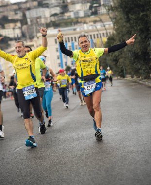 Napoli yarı maraton, 25 Şubat 2025, Caracciolo limanında koşucular.