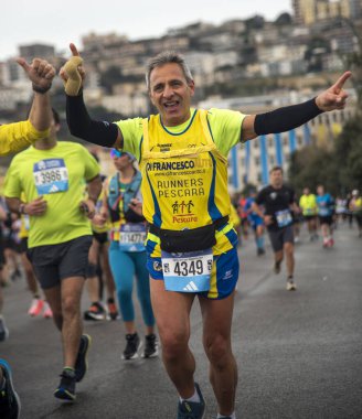 Napoli yarı maraton, 25 Şubat 2025, Caracciolo limanında koşucular.