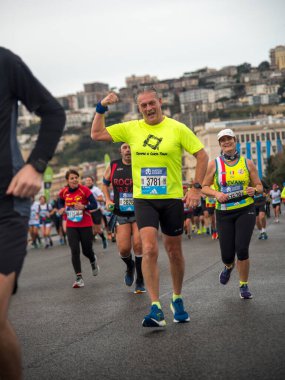 Napoli yarı maraton, 25 Şubat 2025, Caracciolo limanında koşucular.