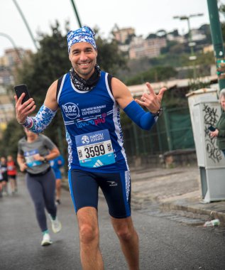 Napoli yarı maraton, 25 Şubat 2025, Caracciolo limanında koşucular.