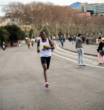 Napoli yarı maraton, 25 Şubat 2025, Caracciolo limanında koşucular.