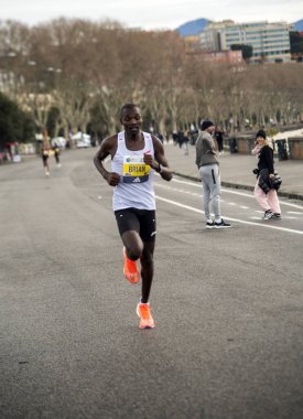 Napoli yarı maraton, 25 Şubat 2025, Caracciolo limanında koşucular.