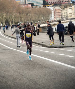 Napoli yarı maraton, 25 Şubat 2025, Caracciolo limanında koşucular.