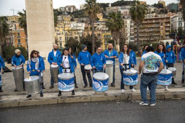Napoli yarı maraton, 25 Şubat 2025, Caracciolo limanında koşucular.