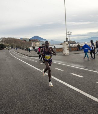 Napoli yarı maraton, 25 Şubat 2025, Caracciolo limanında koşucular.