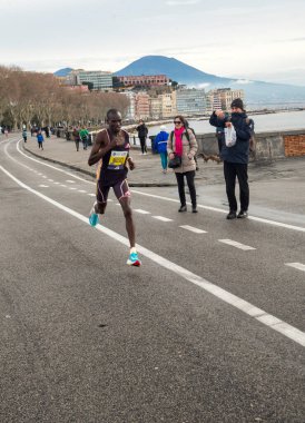 Napoli yarı maraton, 25 Şubat 2025, Caracciolo limanında koşucular.