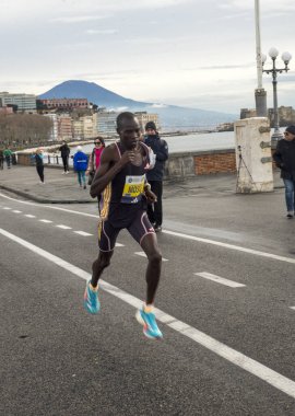 Napoli yarı maraton, 25 Şubat 2025, Caracciolo limanında koşucular.