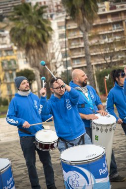 Napoli yarı maraton, 25 Şubat 2025, Caracciolo limanında koşucular.