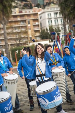 Napoli yarı maraton, 25 Şubat 2025, Caracciolo limanında koşucular.