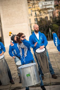 Napoli yarı maraton, 25 Şubat 2025, Caracciolo limanında koşucular.