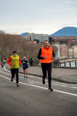 Napoli yarı maraton, 25 Şubat 2025, Caracciolo limanında koşucular.