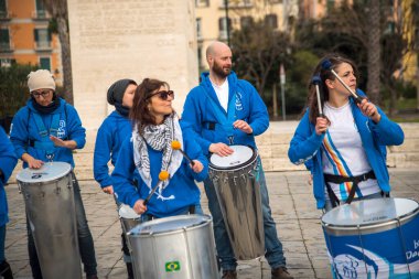 Napoli yarı maraton, 25 Şubat 2025, Caracciolo limanında koşucular.