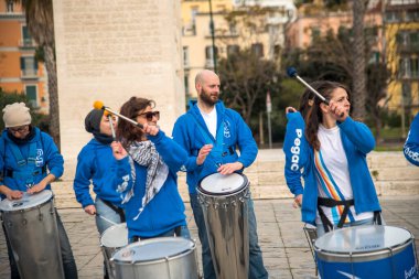 Napoli yarı maraton, 25 Şubat 2025, Caracciolo limanında koşucular.
