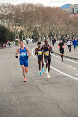 Napoli yarı maraton, 25 Şubat 2025, Caracciolo limanında koşucular.