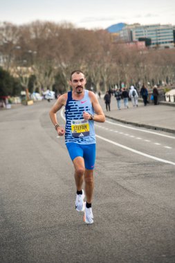 Napoli yarı maraton, 25 Şubat 2025, Caracciolo limanında koşucular.