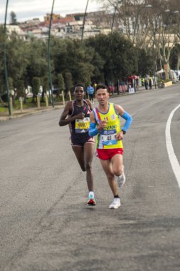 Napoli yarı maraton, 25 Şubat 2025, Caracciolo limanında koşucular.