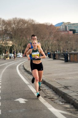 Napoli yarı maraton, 25 Şubat 2025, Caracciolo limanında koşucular.