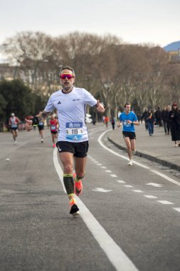 Napoli yarı maraton, 25 Şubat 2025, Caracciolo limanında koşucular.