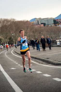 Napoli yarı maraton, 25 Şubat 2025, Caracciolo limanında koşucular.