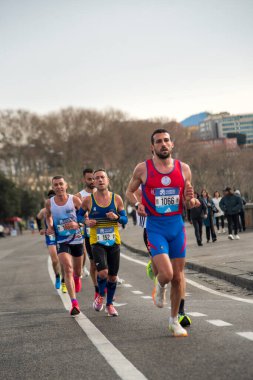 Napoli yarı maraton, 25 Şubat 2025, Caracciolo limanında koşucular.