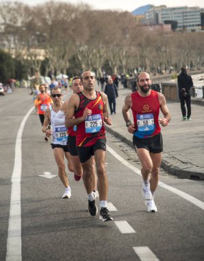 Napoli yarı maraton, 25 Şubat 2025, Caracciolo limanında koşucular.
