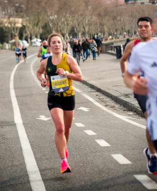 Napoli yarı maraton, 25 Şubat 2025, Caracciolo limanında koşucular.