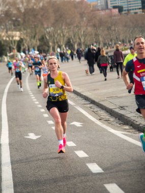 Napoli yarı maraton, 25 Şubat 2025, Caracciolo limanında koşucular.