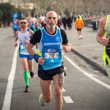 Napoli yarı maraton, 25 Şubat 2025, Caracciolo limanında koşucular.