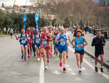 Napoli yarı maraton, 25 Şubat 2025, Caracciolo limanında koşucular.