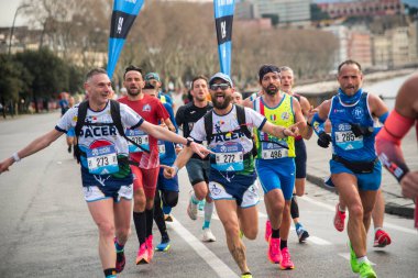 Napoli yarı maraton, 25 Şubat 2025, Caracciolo limanında koşucular.