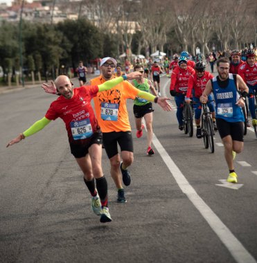 Napoli yarı maraton, 25 Şubat 2025, Caracciolo limanında koşucular.